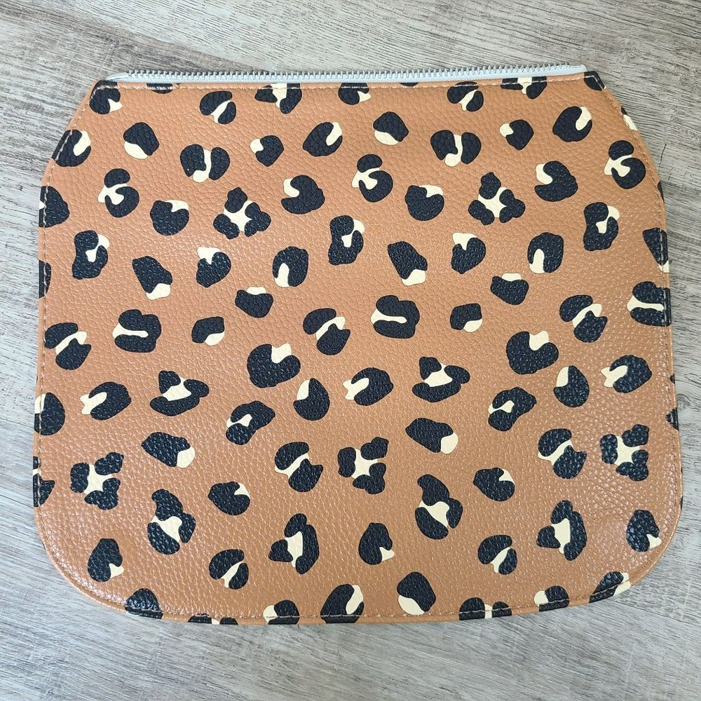 Thirtyone Studio Thirty-One Gifts Flap AD44 Lovely Leopard Pebble - Picture 1 of 3